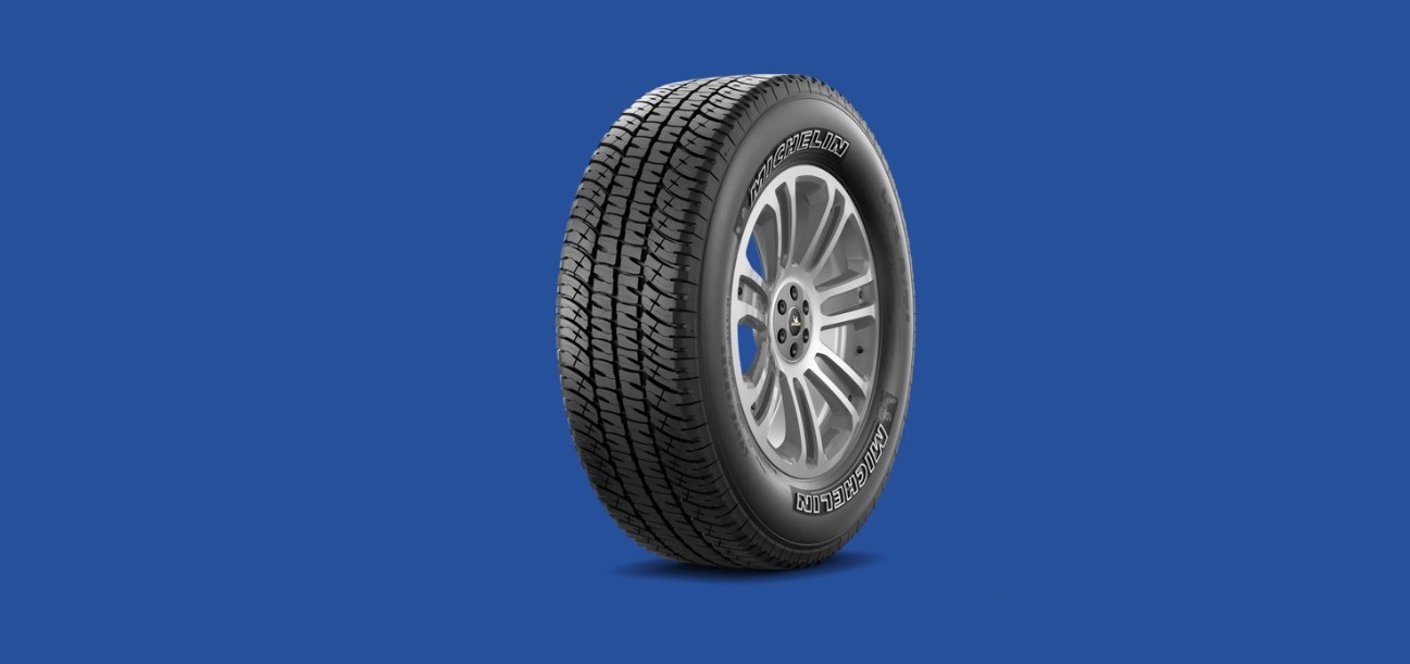 Michelin LTX/AT 2 sobre fondo azul